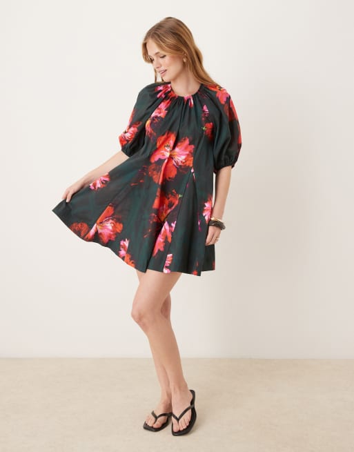 ASOS DESIGN – Miniklänning i bomullspoplin med puffärmar och röda blommor, 2 av 4