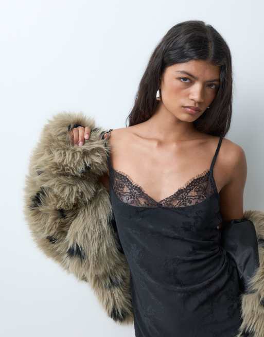 ASOS DESIGN miniklänning i satin med spetsdetalj och smala axelband, 4 av 5