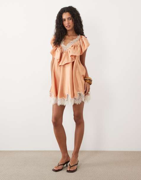 ASOS DESIGN miniklänning i satin med v-ringning, volang och spetskant i peach - view 1
