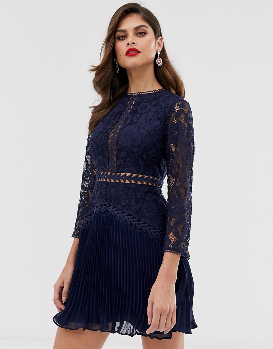 ASOS DESIGN – Miniklänning i spets med infällda detaljer och plisserad kjol-Marinblå