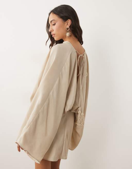 ASOS DESIGN miniklänning med capärm, öppen rygg och tofsar i stone, 4 av 4