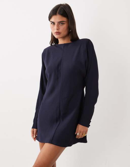 ASOS DESIGN miniklänning med pingvinärm och draperad rygg i marinblått, 4 av 4