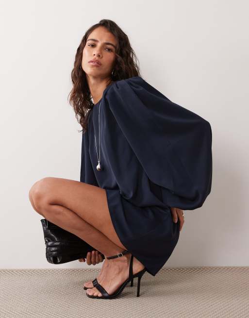 ASOS DESIGN miniklänning med rund halsringning och volymärm i marinblått, 2 av 4