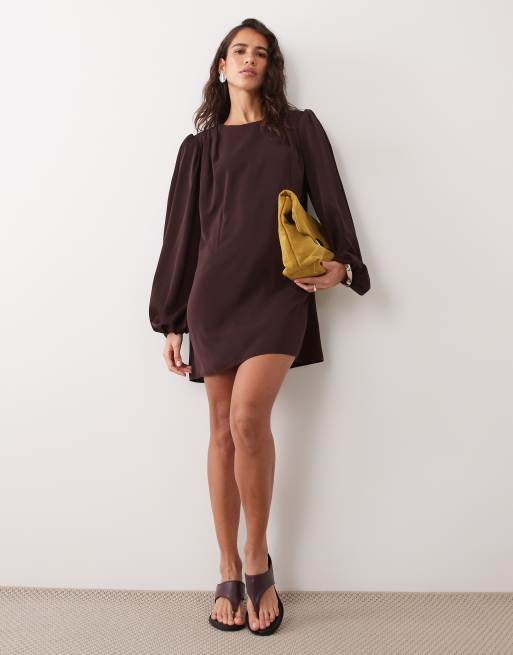 ASOS DESIGN miniklänning med rund halsringning och volymärmar i choklad, 2 av 4