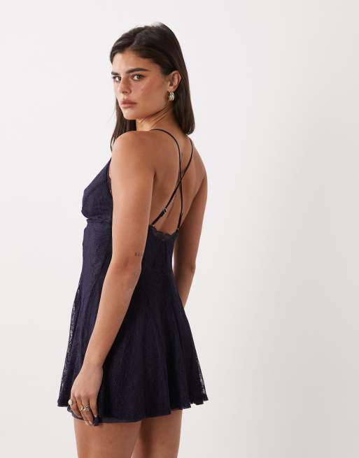 ASOS DESIGN miniklänning med spets och djup ringning med utsvängd kjol i marinblått, 2 av 4