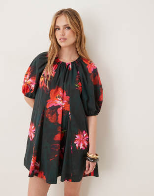 ASOS DESIGN - Minikleid aus Baumwoll-Popeline mit rotem Blumen-Print und Puffärmeln-Bunt
