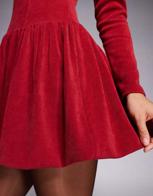 ASOS DESIGN – Minikleid aus Cord in Kirschrot mit tiefer Taille und Ballonsaum, 3 von 4