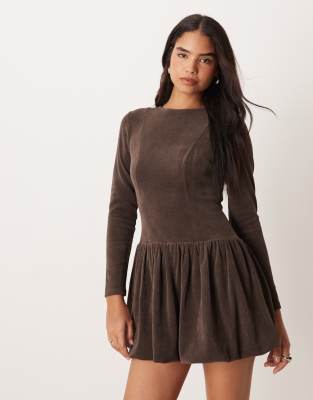 ASOS DESIGN - Minikleid aus Cord in Schokobraun mit tiefer Taille und Ballonsaum-Brown