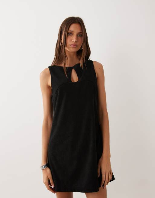 ASOS DESIGN – Minikleid aus Cord in Schwarz mit U-Boot-Ausschnitt und Schlüssellochausschnitt, 2 von 4