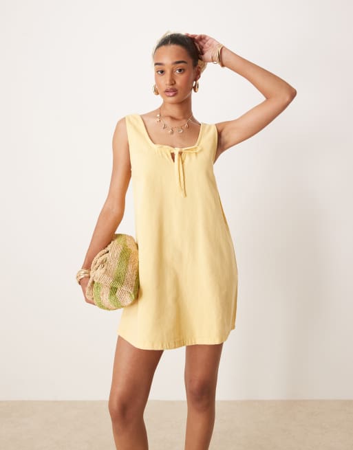 ASOS DESIGN – Minikleid aus Denim in Buttermilchgelb mit tiefem Ausschnitt und Schleife vorne, 3 von 4