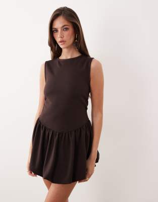 ASOS DESIGN - Minikleid aus Interlock-Stoff in Schokobraun mit tiefer Taille und Ballonsaum-Brown