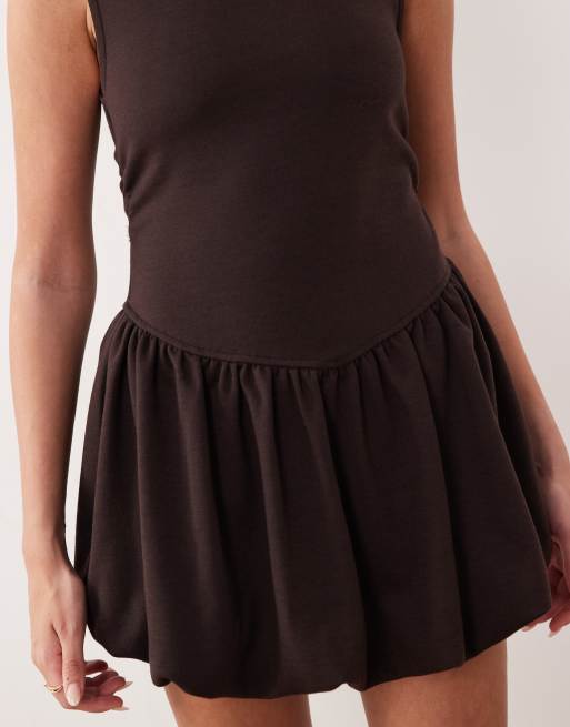ASOS DESIGN – Minikleid aus Interlock-Stoff in Schokobraun mit tiefer Taille und Ballonsaum, 3 von 4