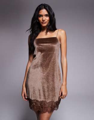 ASOS DESIGN - Minikleid aus Samt in Schokobraun mit breitem Spitzenbesatz am Saum-Brown