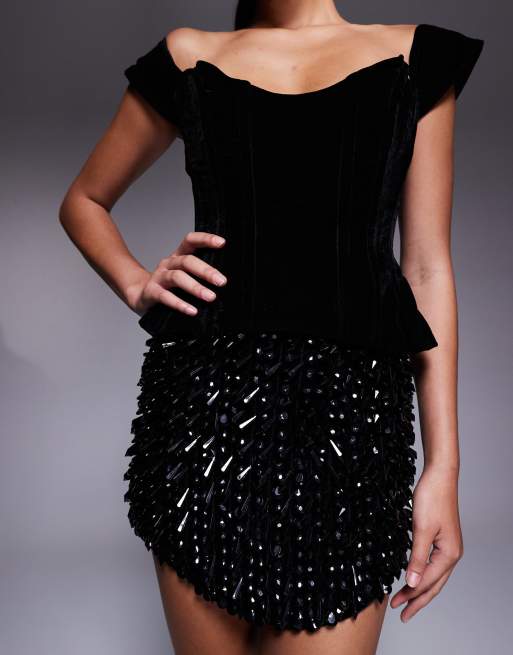 ASOS DESIGN – Minikleid aus Samt in Schwarz mit abfallender Schulterpartie und verziertem Rock, 3 von 4