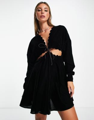 ASOS DESIGN - Minikleid aus Samt in Schwarz mit Wellensaum und Zierausschnitten im Taillenbereich