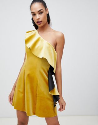 ASOS DESIGN – Minikleid aus Samt mit One-Shoulder-Träger und Rüschendetail-Gelb