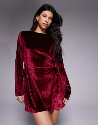 ASOS DESIGN - Minikleid aus Samtcord in Burgunderrot mit ausgestellten Ärmeln und Bindedetail