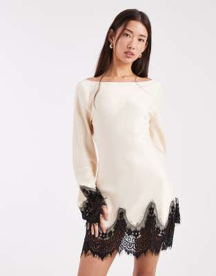 ASOS DESIGN - Minikleid aus Satin in Ecru mit Spitzenborte und Flügelärmeln-Weiß