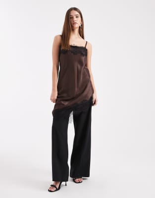 ASOS DESIGN - Minikleid aus Satin in Schokobraun mit asymmetrischem Spitzensaum-Brown