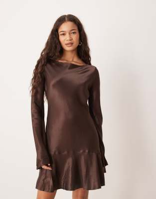 ASOS DESIGN - Minikleid aus Satin in Schokobraun mit tiefer Taille-Brown