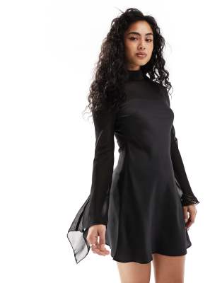 ASOS DESIGN - Minikleid aus Satin in Schwarz mit Einsatz aus Chiffon und hohem Ausschnitt