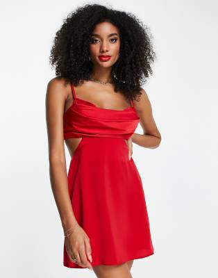 ASOS DESIGN - Minikleid aus Satin mit asymmetrischem Schnitt, plissiertem Oberteil und Zierausschnitt-Rot