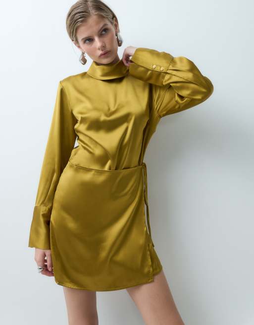 ASOS DESIGN Minikleid aus Satin mit hohem Kragen und Wickelrock in Ocker, 4 von 5