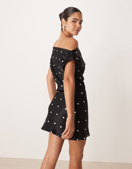 ASOS DESIGN – Minikleid aus Satin mit Polka Dots und drapierter Schulterpartie, 4 von 4