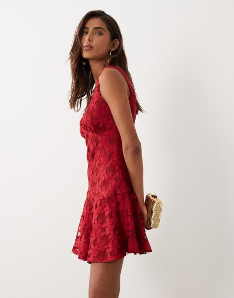 ASOS DESIGN – Minikleid aus Spitze in Rot mit schwingendem Saum - view 1