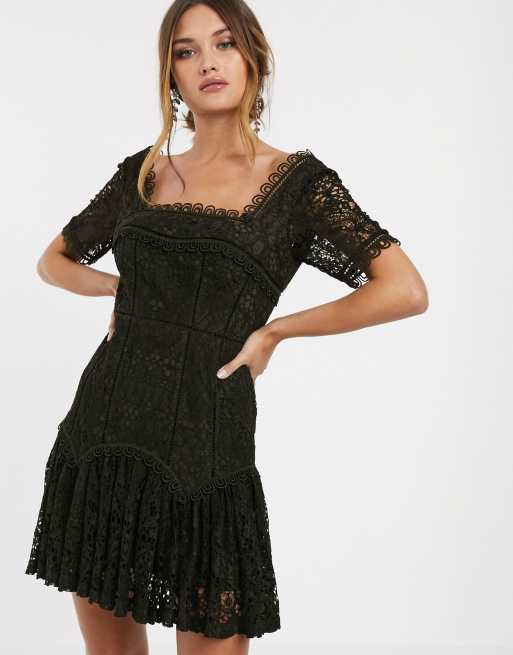 ASOS DESIGN – Minikleid aus Spitze mit eckigem Ausschnitt und ausgestellten Ärmeln, 4 von 4