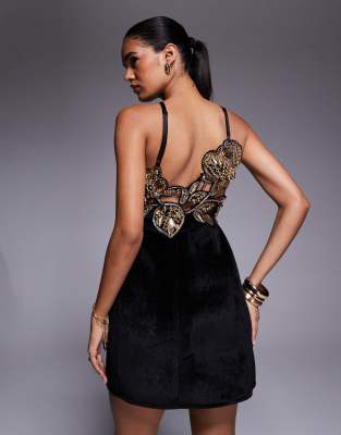 ASOS DESIGN - Minikleid aus strukturiertem Samt in Schwarz mit Zierausschnitten