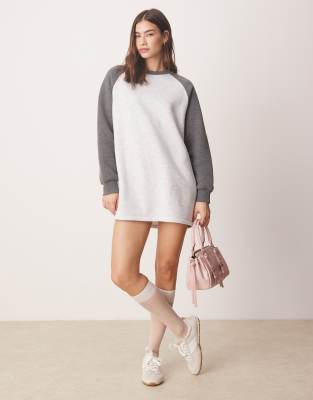 ASOS DESIGN - Minikleid aus Sweatshirt-Stoff in Grau mit Raglanärmeln