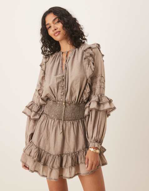 ASOS DESIGN – Minikleid aus Voile in verwaschenem Grau mit gesmokter Taille und Rüschensaum - view 1