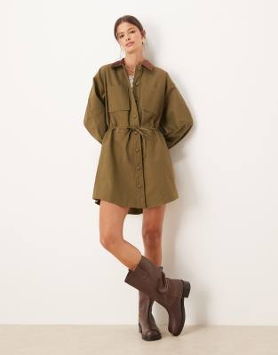 ASOS DESIGN - Minikleid im Barn-Jacket-Stil aus schwerem Twillstoff in Olivgrün mit geraffter Taille