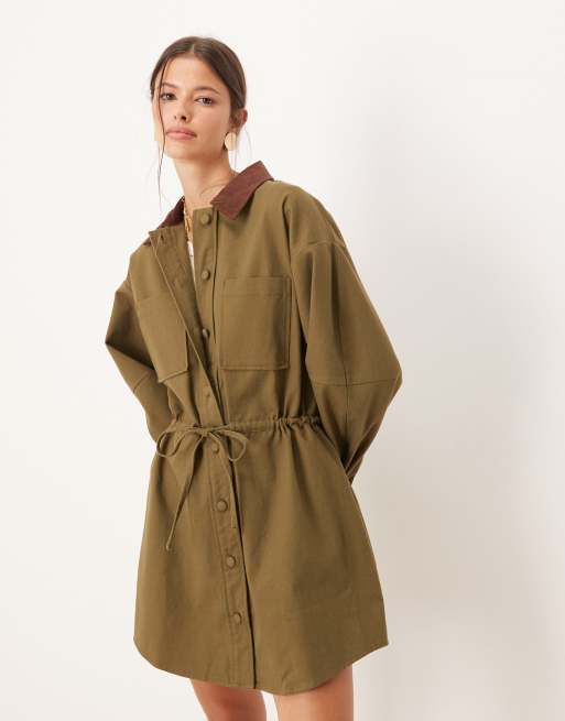 ASOS DESIGN – Minikleid im Barn-Jacket-Stil aus schwerem Twillstoff in Olivgrün mit geraffter Taille, 2 von 4