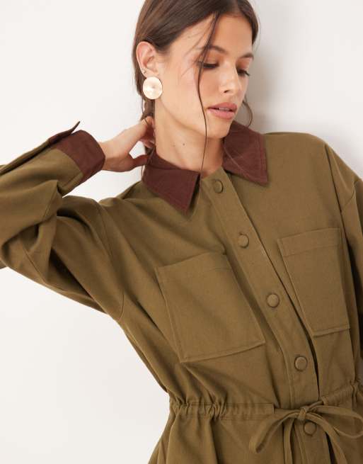ASOS DESIGN – Minikleid im Barn-Jacket-Stil aus schwerem Twillstoff in Olivgrün mit geraffter Taille, 3 von 4
