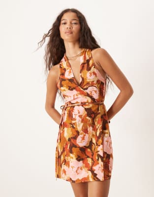ASOS DESIGN – Minikleid im braunen Leinen-Look mit Wickeldesign, Blumenmuster und Bindedetail - view 1