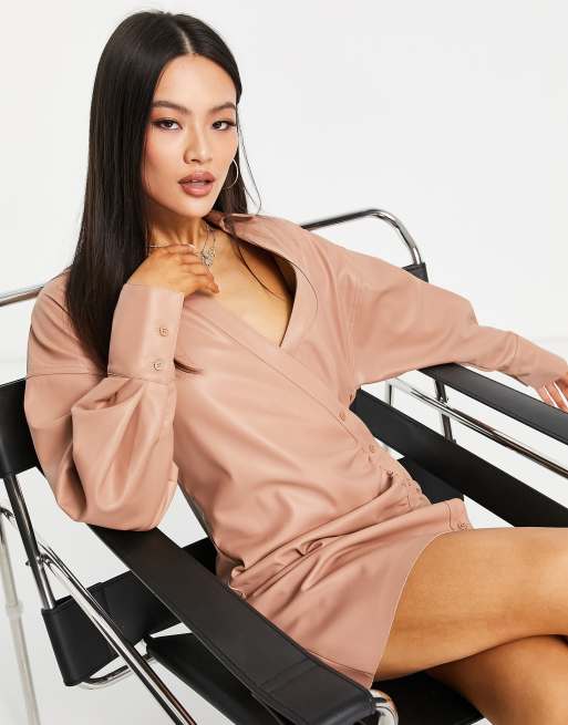 ASOS DESIGN – Minikleid in asymmetrischer Wickeloptik aus Lederimitat in Camel