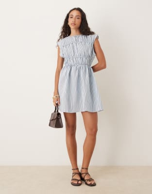 ASOS DESIGN - Minikleid in Blau gestreift mit gerafftem Oberteil und doppellagigem Rock