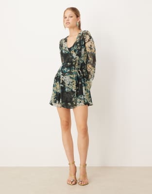 ASOS DESIGN - Minikleid in Blau mit verschwommenem Blumenmuster, Wickeldesign und Bindebändern-Bunt