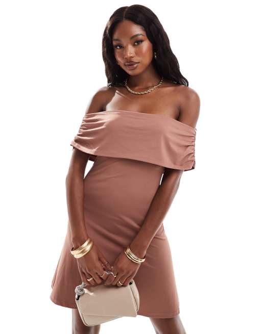 ASOS DESIGN – Minikleid in Braun mit extremem Carmen-Ausschnitt