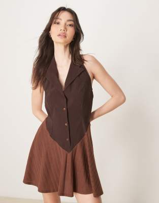 ASOS DESIGN - Minikleid in Braun mit Knopfleiste und Neckholder