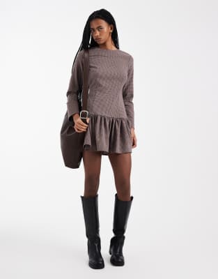 ASOS DESIGN - Minikleid in Braun mit tiefer Taille und Mikro-Karomuster-Bunt
