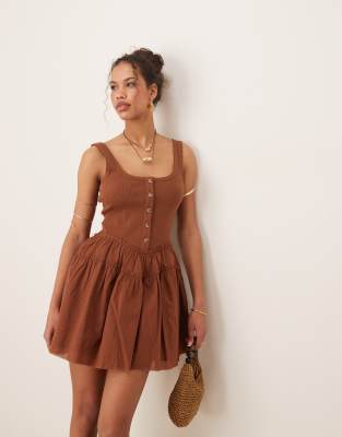 ASOS DESIGN - Minikleid in Braun mit U-Ausschnitt, geripptem Oberteil und Popeline-Rock-Keine Farbe
