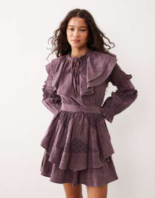 ASOS DESIGN - Minikleid in Burgunderrot mit gesmokter Taille, Rüschendetail und Spitzeneinsätzen