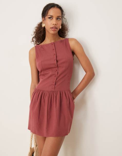 ASOS DESIGN – Minikleid in Burgunderrot mit tiefer Taille, U-Boot-Ausschnitt und Knopfleiste - view 1