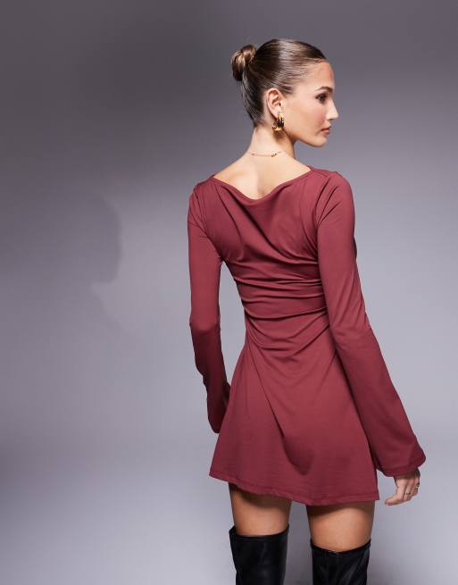 ASOS DESIGN – Minikleid in Burgunderrot mit Wasserfall-U-Boot-Ausschnitt und Trompetenärmeln, 3 von 4