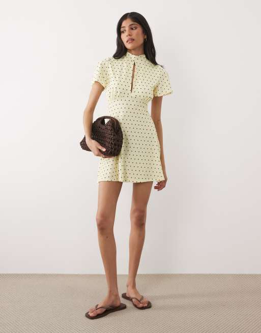 ASOS DESIGN – Minikleid in Buttermilch mit braunen Polka Dots, Kappärmeln und Bindedetail, 2 von 4