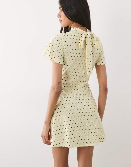 ASOS DESIGN – Minikleid in Buttermilch mit braunen Polka Dots, Kappärmeln und Bindedetail, 4 von 4