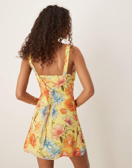 ASOS DESIGN – Minikleid in Gelb geblümt mit Schnürung am Rücken, 2 von 4